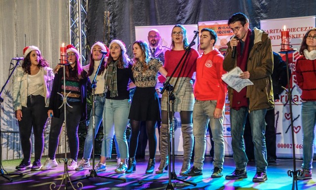 Blisko trzy tysiące dzieci z całego województwa obejrzało w poniedziałek (9 grudnia) w hali „Łuczniczka” widowisko „Bezpieczeństwo ze Świętym Mikołajem”, jakie co roku na finał wspólnej akcji organizują Caritas i kujawsko-pomorska policja.Świetne widowisko, które poprzez zabawę edukuje dzieci, jak dobrze spędzać wolny czas i ustrzec się przed niebezpieczeństwami dnia codziennego, już po raz 11. zorganizowali Caritas Diecezji Bydgoskiej oraz funkcjonariusze z Komendy Wojewódzkiej Policji w Bydgoszczy z pomocą wolontariuszy. Podczas wydarzenia dzieciakom rozdano paczki, a także zainaugurowano akcję Caritas „Wigilijne Dzieło Pomocy Dzieciom".Nim jednak św. Mikołaj wraz przyjaciółmi, czyli Polfinkiem i Sercem Caritasu wystąpili dla dzieci z całego województwa we wczorajszym show w hali „Łuczniczka”, najpierw - zgodnie z tradycją - odwiedzili małych pacjentów z Wojewódzkiego Szpitala Dziecięcego w Bydgoszczy. W tym celu w mikołajki (6 grudnia) z siedziby Caritasu wyruszył specjalny konwój - św. Mikołaj wraz z pomocnikami, pod eskortą policji, dotarł do szpitala kabrioletem, za którym podążał pojazd wypełniony prezentami.- Święty Mikołaj i jego przyjaciele zostali serdecznie przywitani przez dyrekcję i personel szpitala, a następnie odwiedzili wszystkie dzieci hospitalizowane, którym życzymy szybkiego powrotu do zdrowia. Te niecodzienne odwiedziny oraz świąteczne upominki wywołały na twarzach małych pacjentów oraz ich rodziców uśmiechy radości. I o to właśnie chodziło! - relacjonuje kom. Adam Kumkowski z KWP Bydgoszcz.