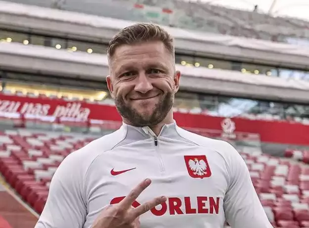 Wielkie serce i ogromny talent. Jakub Błaszczykowski to jeden z ulubionych polskich piłkarzy. Prywatnie jest szczęśliwym mężem i ojcem trójki dzieci. Były kapitan Reprezentacji Polski z zaangażowaniem udziela się charytatywnie. Zobaczcie w naszej galerii, jak mieszka Jakub Błaszczykowski. Szczegóły na kolejnych slajdach >>>