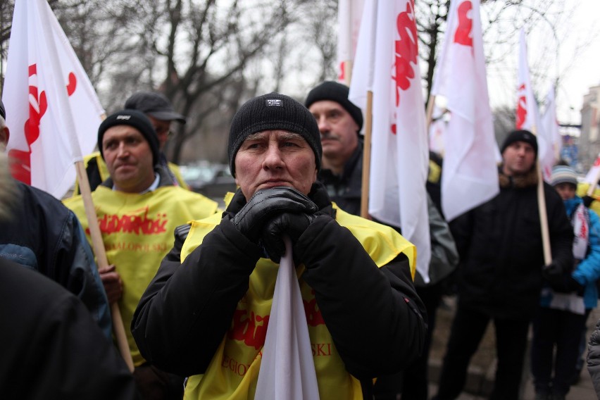 Pod Urzędem Wojewódzkim protestowało ponad sto osób