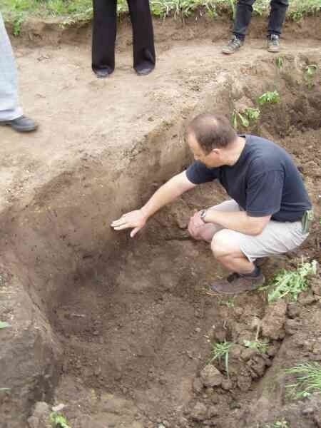 Dr Szymon Orzechowski pokazuje, jak należy kopać.