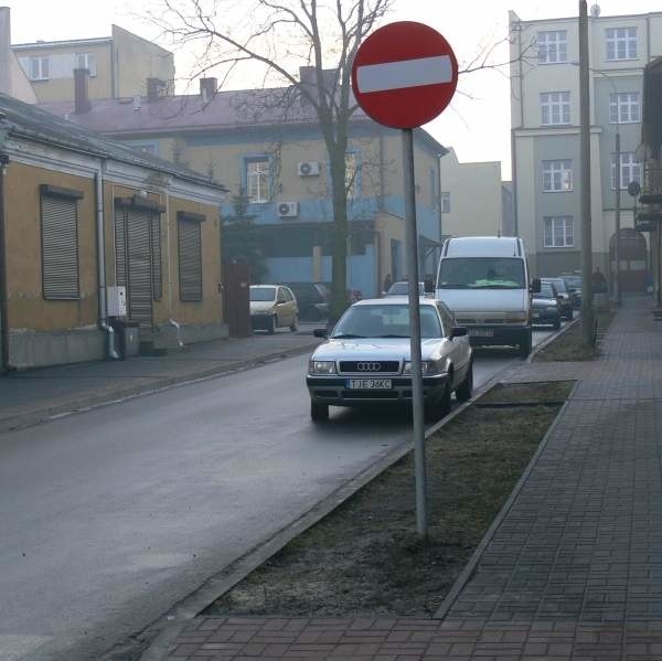 Przed kilkoma miesiącami zmieniona została organizacja ruchu na ulicy Krótkiej w Jędrzejowie. Od strony ulicy 3 Maja został ustawiony znak zakazu wjazdu. Kierowcy twierdzą, że jest to dla nich kłopotliwe.