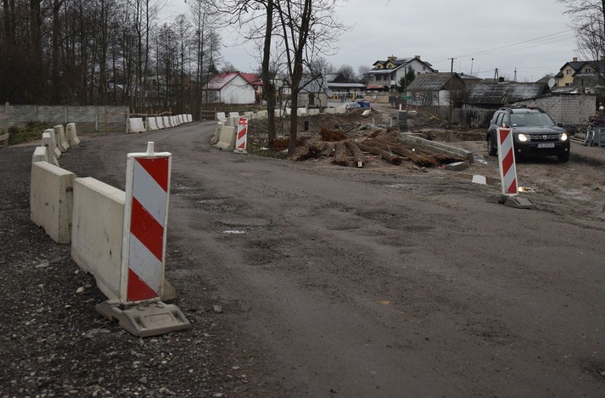 Rzeka zalała remontowany most pod Chlewiskami, ale przebudowa drogi wojewódzkiej nie będzie opóźniona