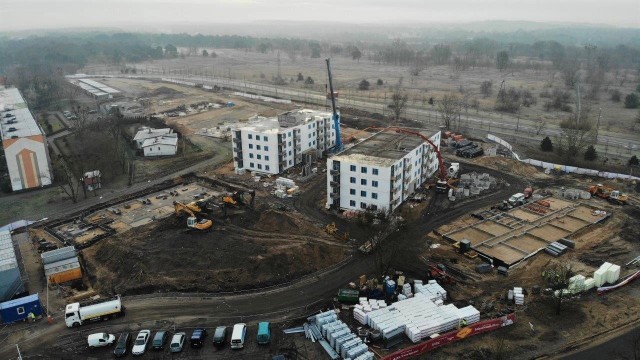 W Toruniu powstaje nowe osiedle &ndash; i to w ekspresowym tempie! Po niespełna 40 dniach roboczych od startu budowy zakończył się montaż dw&oacute;ch blok&oacute;w. W sumie przy ul. Ok&oacute;lnej, w ramach programu Mieszkanie Plus, powstanie ich osiem. Kiedy koniec budowy?