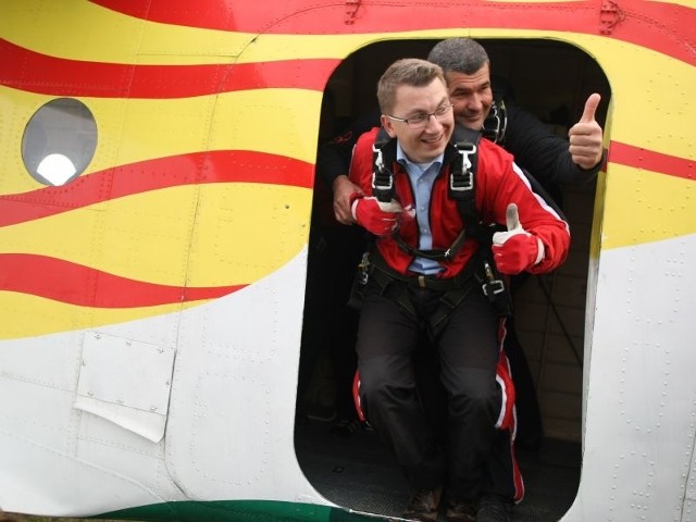 Karol Pilecki skoczył wczoraj ze spadochronem