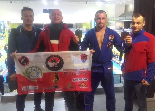 Ekipa Klubu Kaito Stalowa Wola na Mistrzostwach Europy w Lizbonie. Drugi z prawej Grzegorz Zając z dwoma brązowymi medalami.