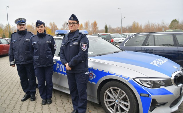 - Zadbajmy o nasze bezpieczeństwo podczas Wszystkich Świętych - mówili przedstawiciele Policji w Radomiu, od lewej:  podinsp. Stanisław Popiel z Wydziału Ruchu Drogowego, podkom. Ewa Jaworska z prewencji, podinsp. Katarzyna Kucharska.