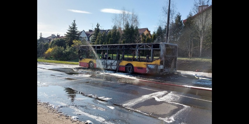 Pożar autobusu MPK w Łodzi. 20 pasażerów ewakuowanych. Mercedes spłonął doszczętnie ZDJĘCIA 