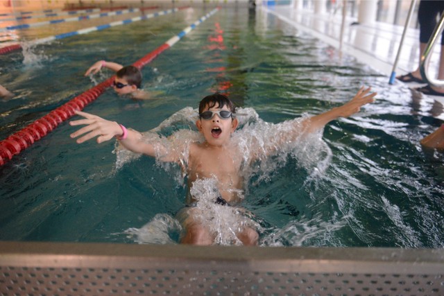 Za lekcje pływania w szkole sportowej płacą rodzice