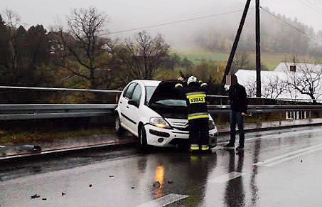 Wypadek w Nowym Rybiu. Dwa auta rozbite w zderzeniu [ZDJĘCIA]