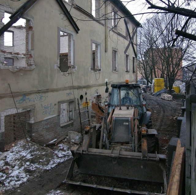 Trwa rozbiórka budynku przy ul. Westerplatte.
