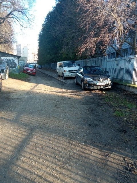 Lublin. Samochody stoją, jak chcą, a przechodnie brną w błocie. Jak wygląda dojazd do garaży od ul. Rowerowej?