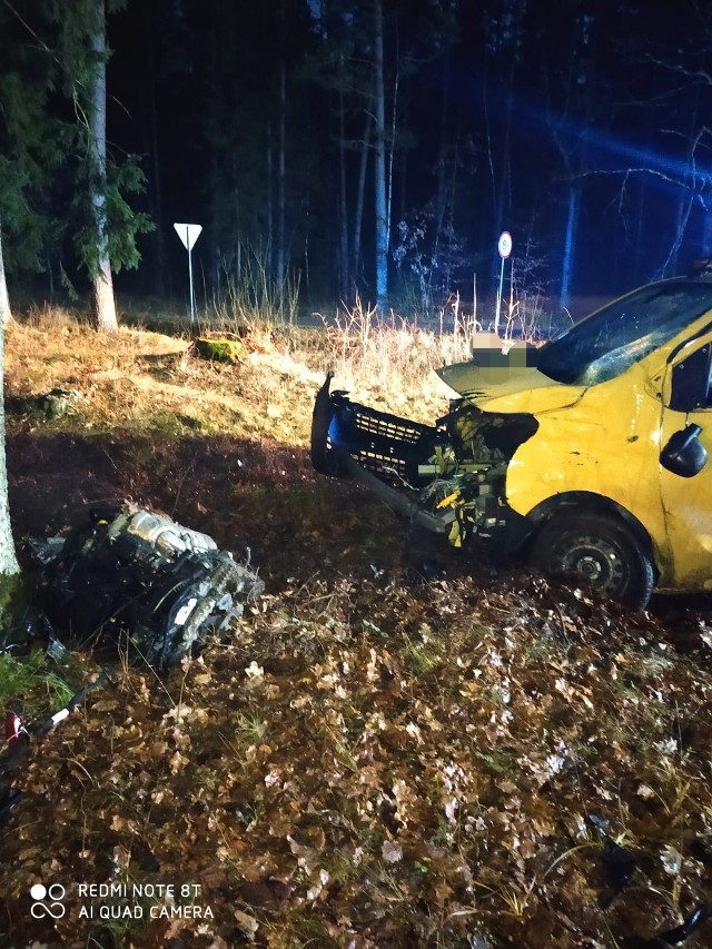 Dostawczy peugeot i ciężarowe volvo zderzyły się dziś (2 stycznia) około 7 rano na trasie z Człuchowa do Przechlewa. Jedna osoba trafiła do szpitala.