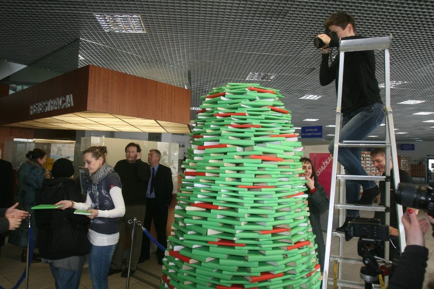 Rozbieranie choinki z książek w Bibliotece Śląskiej [WIDEO + ZDJĘCIA]