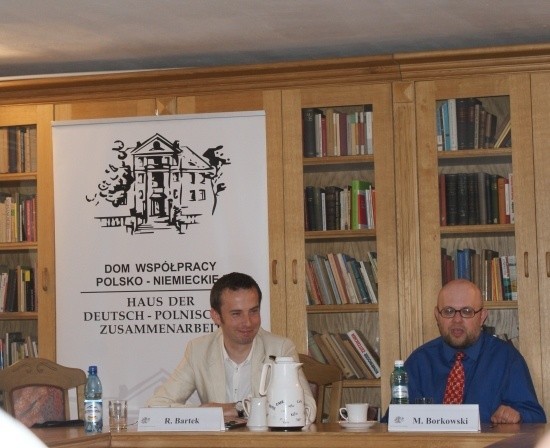 Na zdjęciu Rafał Bartek, dyrektor DWPN  i dr Maciej Borkowski.