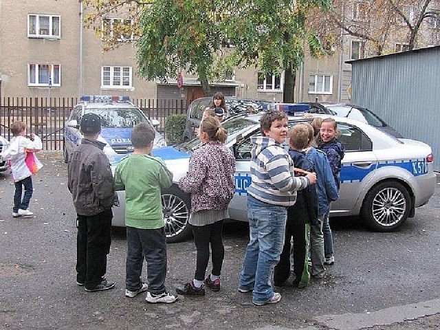 Dzieciaki u stalowowolskich policjantów.