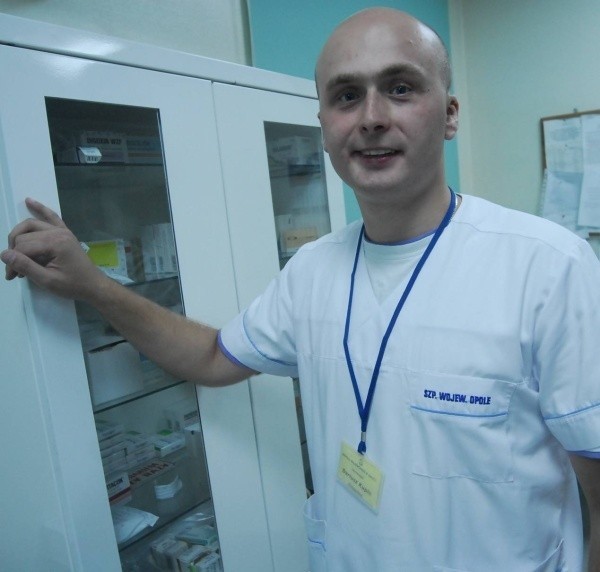 Od roku Dariusz Kupis jest pielęgniarzem dyplomowanym.