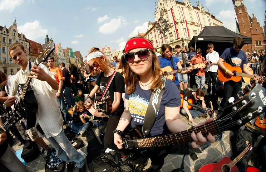 Co roku Gitarowy Rekord Guinessa ściąga tłumy fanów muzyki...