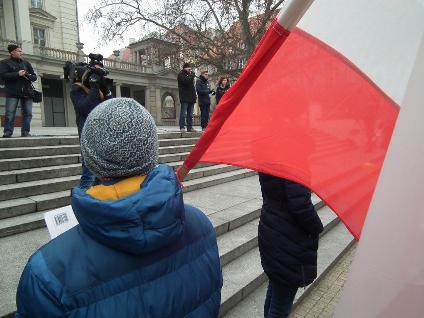 KOD apelował o przytulanie się na placu Wolności