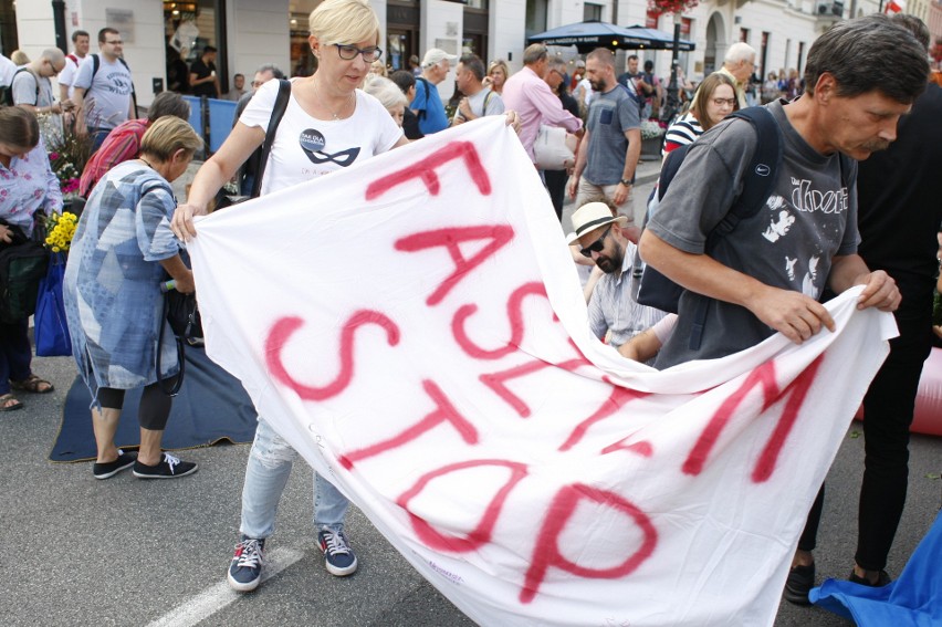 Warszawa: Marsz Zwycięstwa Rzeczypospolitej i Świąteczny Piknik Antyfaszystowski 15 sierpnia [ZDJĘCIA] Obywatele RP blokowali narodowców