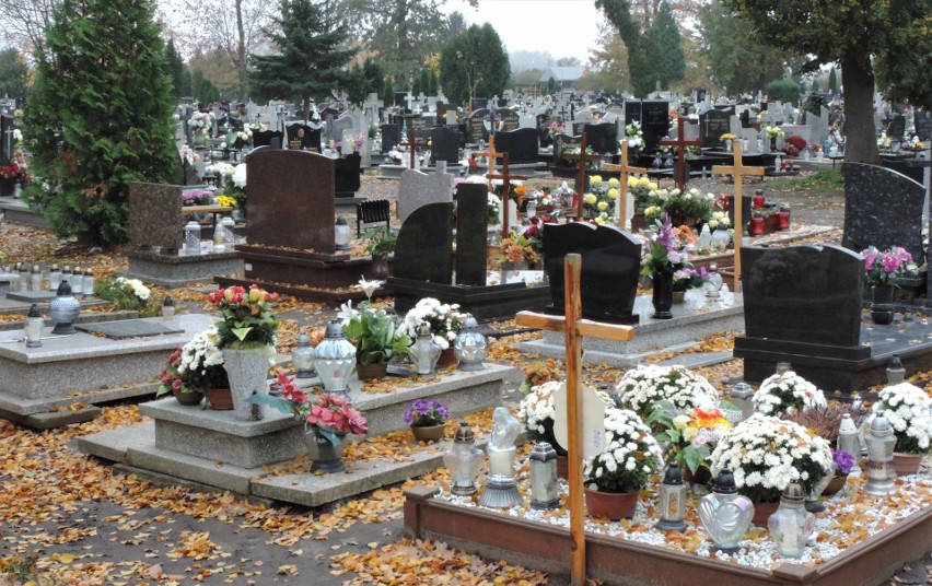 1 listopada bramy wejściowe na większość cmentarzy w...