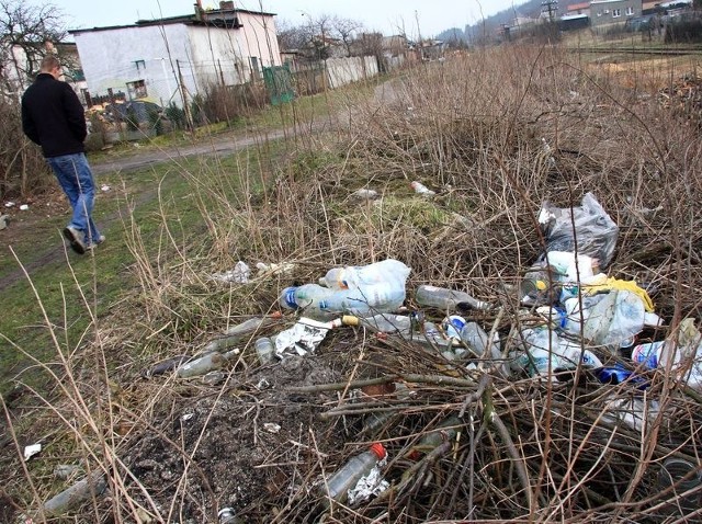 Dzikie wysypisko śmieci przy torach w Lęborku.