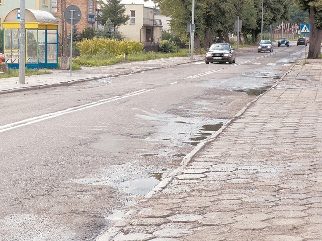 Dziurawa ulica Kossaka w Lęborku. Na sobotę mieszkańcy zapowiedzieli blokadę drogi.