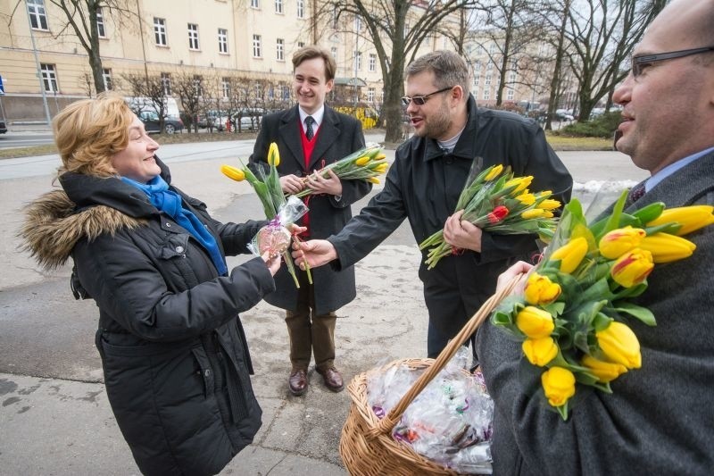 Kwiaty i pierniki od PiS w Dzień Kobiet