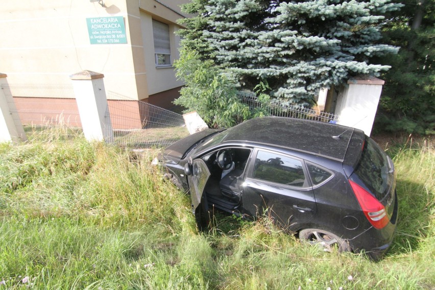 Wypadek na Swojczycach. Hyundai wjechał w płot [ZDJĘCIA]