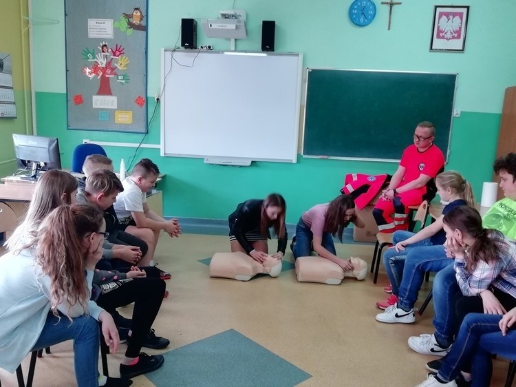 Uczniowie z Jadownik uczyli się jak udzielać pierwszej pomocy