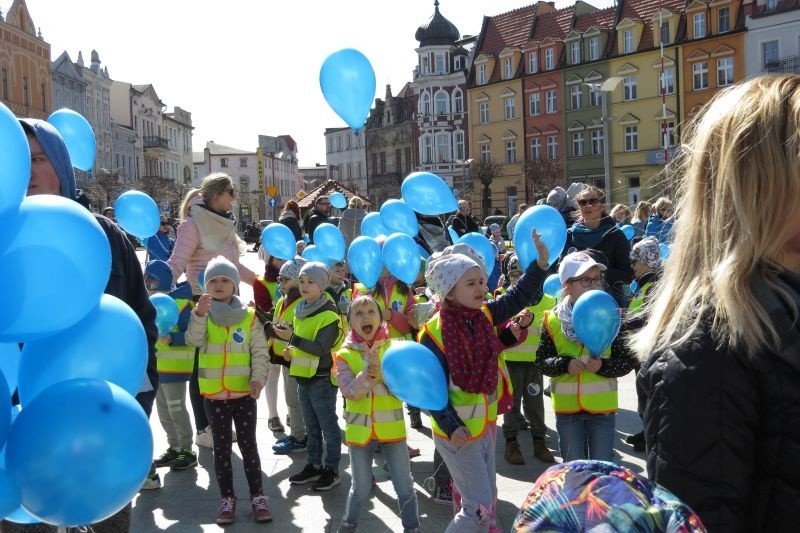 Dzień Świadomości Autyzmu. Tak świętowali mieszkańcy Brodnicy [zdjęcia] |  Gazeta Pomorska