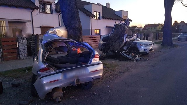 W niedzielę na ul. Michałowo w Poznaniu auto osobowe z dużą prędkością uderzyło w drzewo. Siła zderzenia była tak duża, że samochód został rozerwany na dwie części.