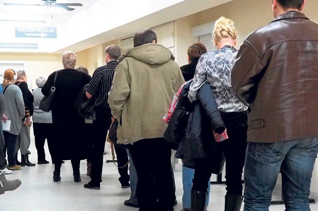 Wczoraj poczekalnia przychodni "Poliklinika" w Koszalinie była pełna pacjentów. Nie ona jedyna