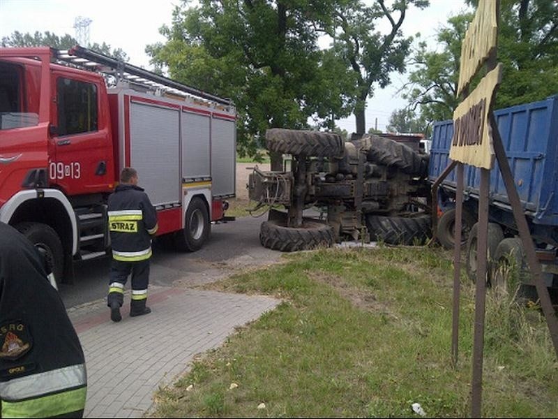 Ciągnik staranował vw polo i przewrócił się