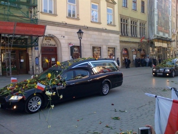 Kondukt z trumnami Lecha i Marii Kaczyńskich jedzie do Bazyliki Mariackiej