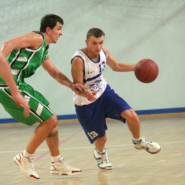 Ostatnie oficjalne derby Radomia w koszykówce odbyły się w 2007 roku i wówczas górą była "Rosa&#8221;. Jakub Zalewski (z prawej) wówczas wielokrotnie walczył o piłkę z Marcinem Wiklikiem. Ten ostatni ubył z zespołu "akademików&#8221; i nie zagra w dzisiejszym meczu.