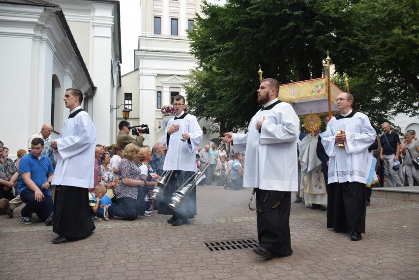 Takich tłumów podczas tegorocznego Wielkiego Odpustu w Tuchowie jeszcze nie było [ZDJĘCIA]