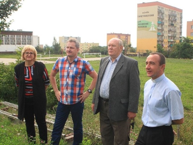 We wtorek trwały pomiary, jutro wkroczą maszyny. Na tle boiska, od lewej: Małgorzata Matuszak, kierownik gospodarczy Zespołu Szkół Ogólnokształcących numer 14, radny Dariusz Kozak, Marek Surgiel, prezes Klubu Rodzina Kielce i ksiądz Marek Łosak, wikariusz parafii pod wezwaniem Świętej Jadwigi Królowej.