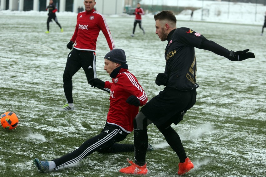 Mecz Garbarnia Kraków - Cracovia. Z prawej Mateusz...