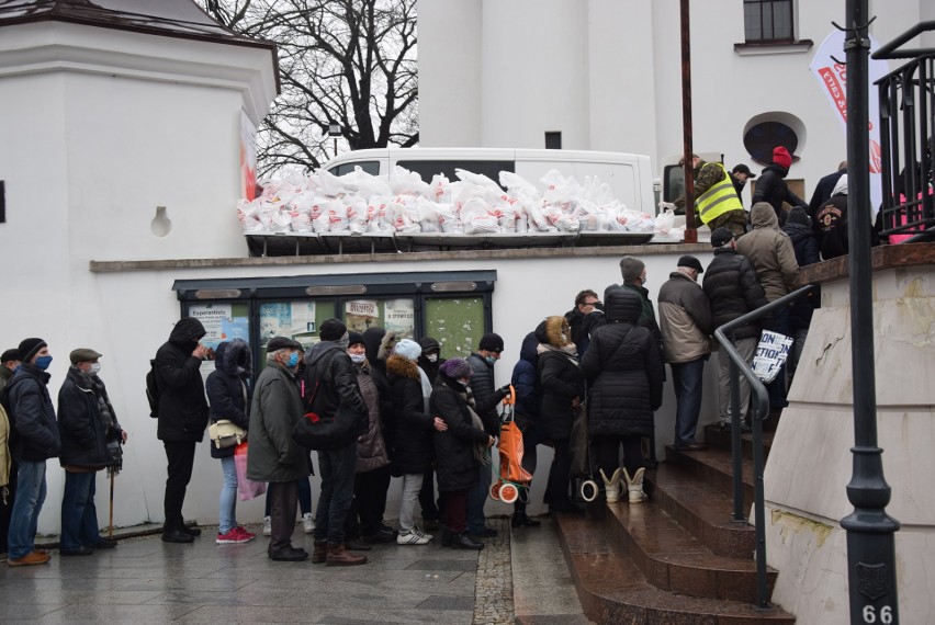 Potrzebujący otrzymali świąteczne paczki