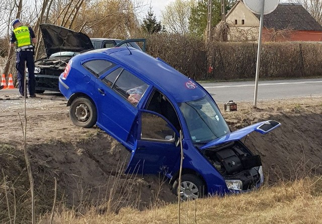 Wypadek w Podgórzynie koło Żnina. Dwie osoby zostały przewiezione do szpitala.