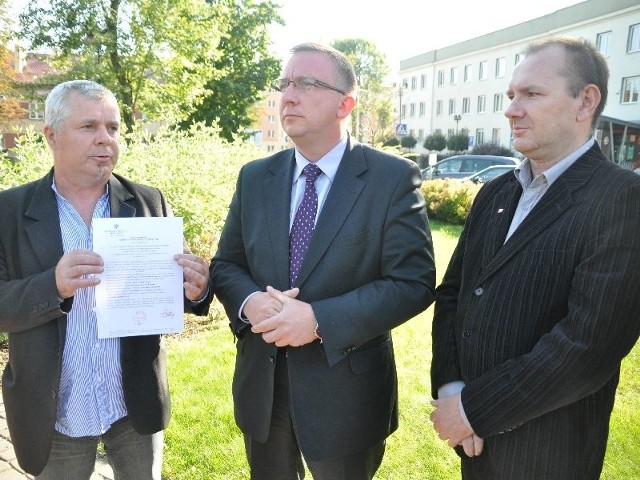 Michał Jędrys (w środku), kandydat na prezydenta Skarżyska oraz pełnomocnicy jego komitetu wyborczego &#8211; Sławomir Kowalik (z lewej) i Artur Buńko.