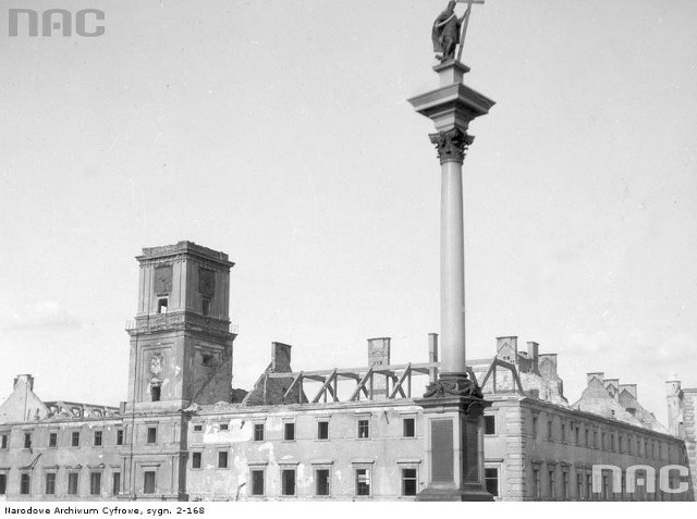 Zniszczony Zamek Królewski, widoczna także Kolumna Zygmunta na Placu Zamkowym