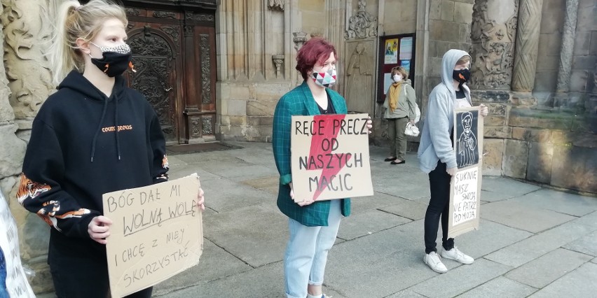 Kolejny dzień protestów. Utarczki pod katedrą i pałacem arcybiskupim na Ostrowie Tumskim [ZDJĘCIA]