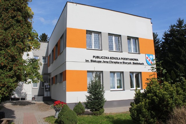 Szkoła w Starych Sieklukach ma nową elewację, w budynku wymienione zostały między innymi okna.