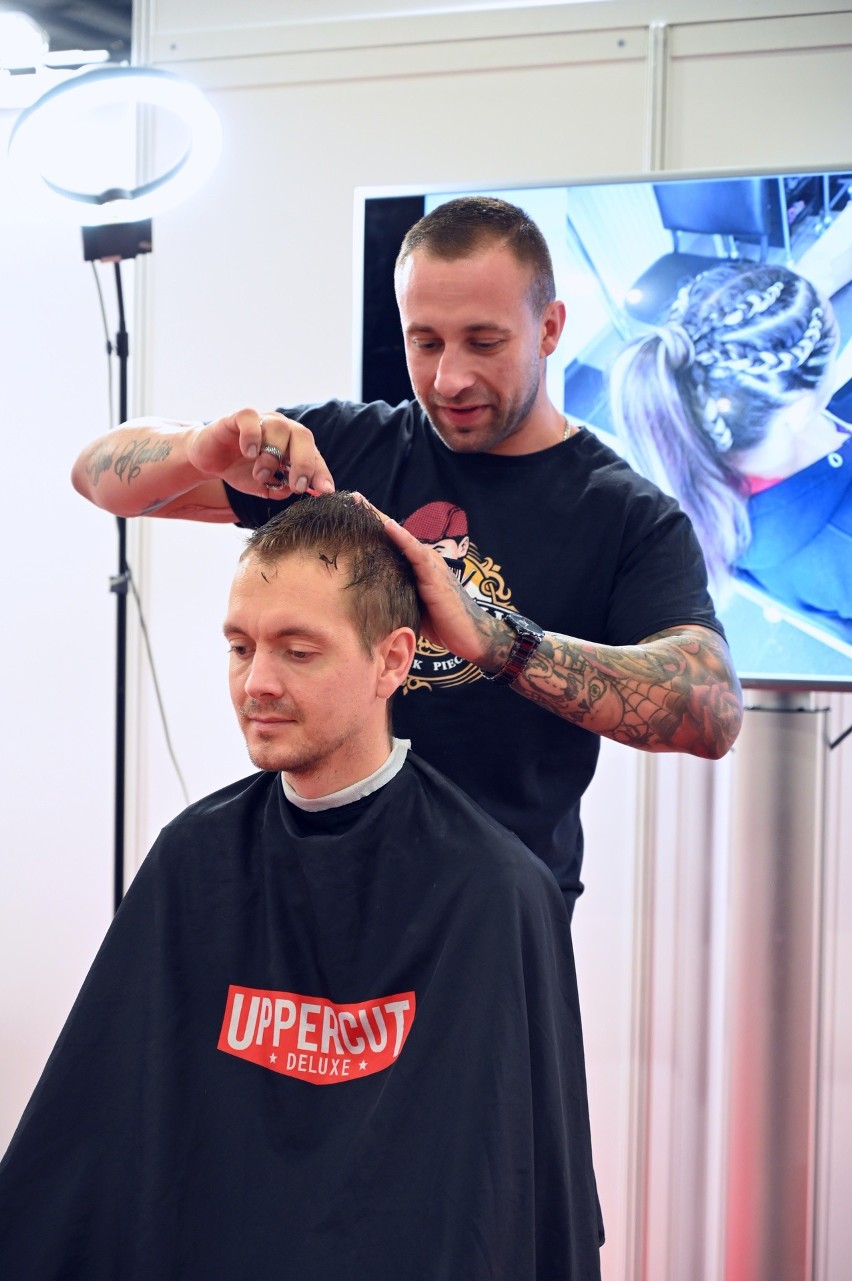 Pokaz barberski w piątek dał Dominik Piecaba Barber...