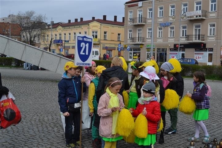 Uczestnicy ubrani byli w kolorowe elementy. Dominowały...