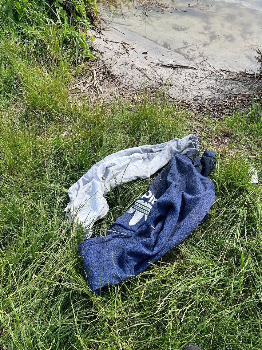 Finał poszukiwania na jeziorze Nowowarpieńskim. Na brzegu znaleziono ubranie. Ktoś wskoczył do wody? 