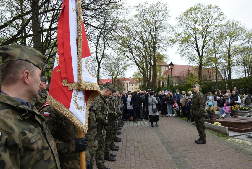 Uroczystość przed Krzyżem Katyńskim na cmentarzu w Ustce