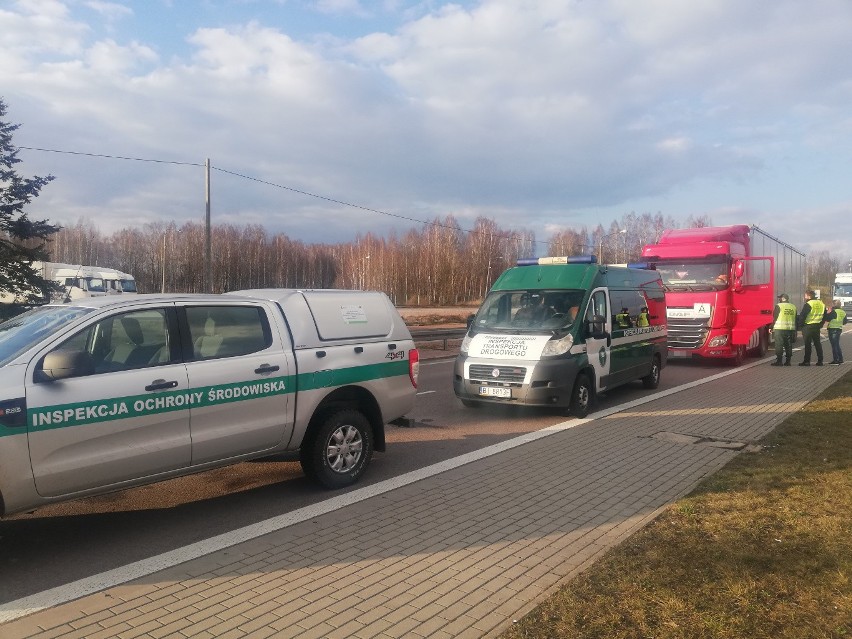 Kierowca nielegalnie wwoził 23 tony odpadów do Polski