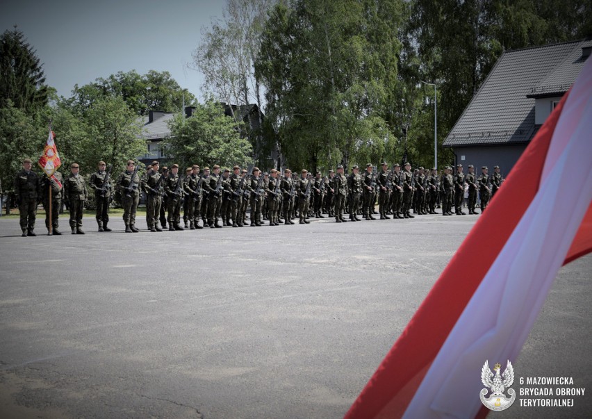 Do 6. Mazowieckiej Brygady Obrony Terytorialnej dołączyło ponad sześćdziesięciu nowych żołnierzy. Złożyli uroczystą przysięgę na sztandar
